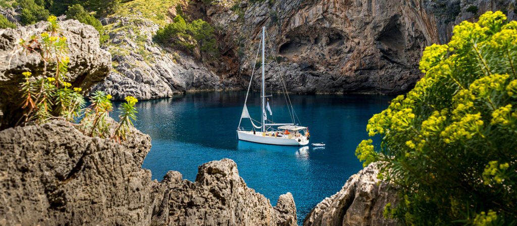 Cala de aguas turquesas en Mallorca