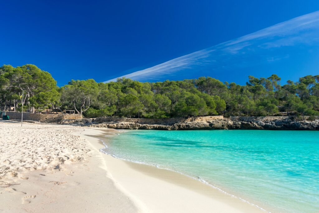 Playa de aguas turquesas en mallorca